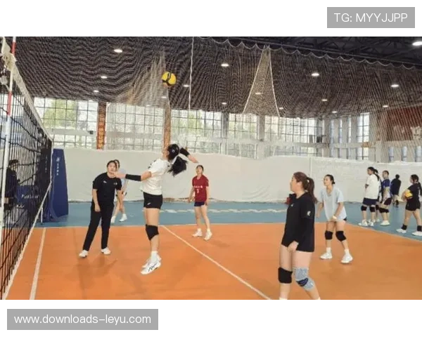 河南女排前队员王春芳组建拉拉队为城市联赛加油